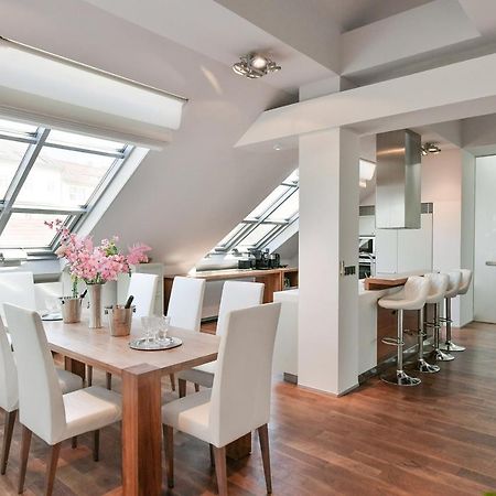 Luxury Central Penthouse With Sauna, Terrace, 250M2, 5Bdrm, 3Bthrm Prága Kültér fotó