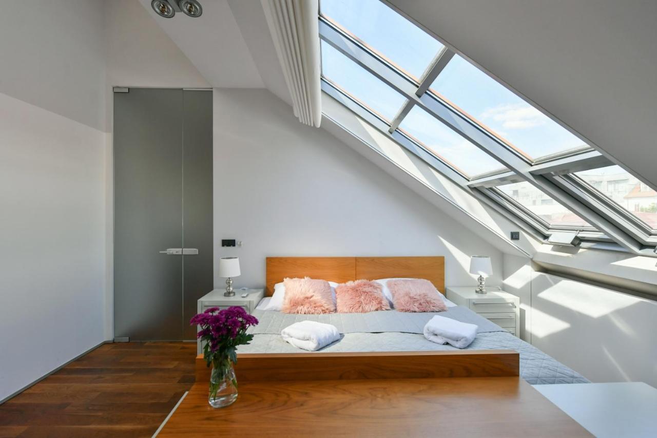 Luxury Central Penthouse With Sauna, Terrace, 250M2, 5Bdrm, 3Bthrm Prága Kültér fotó