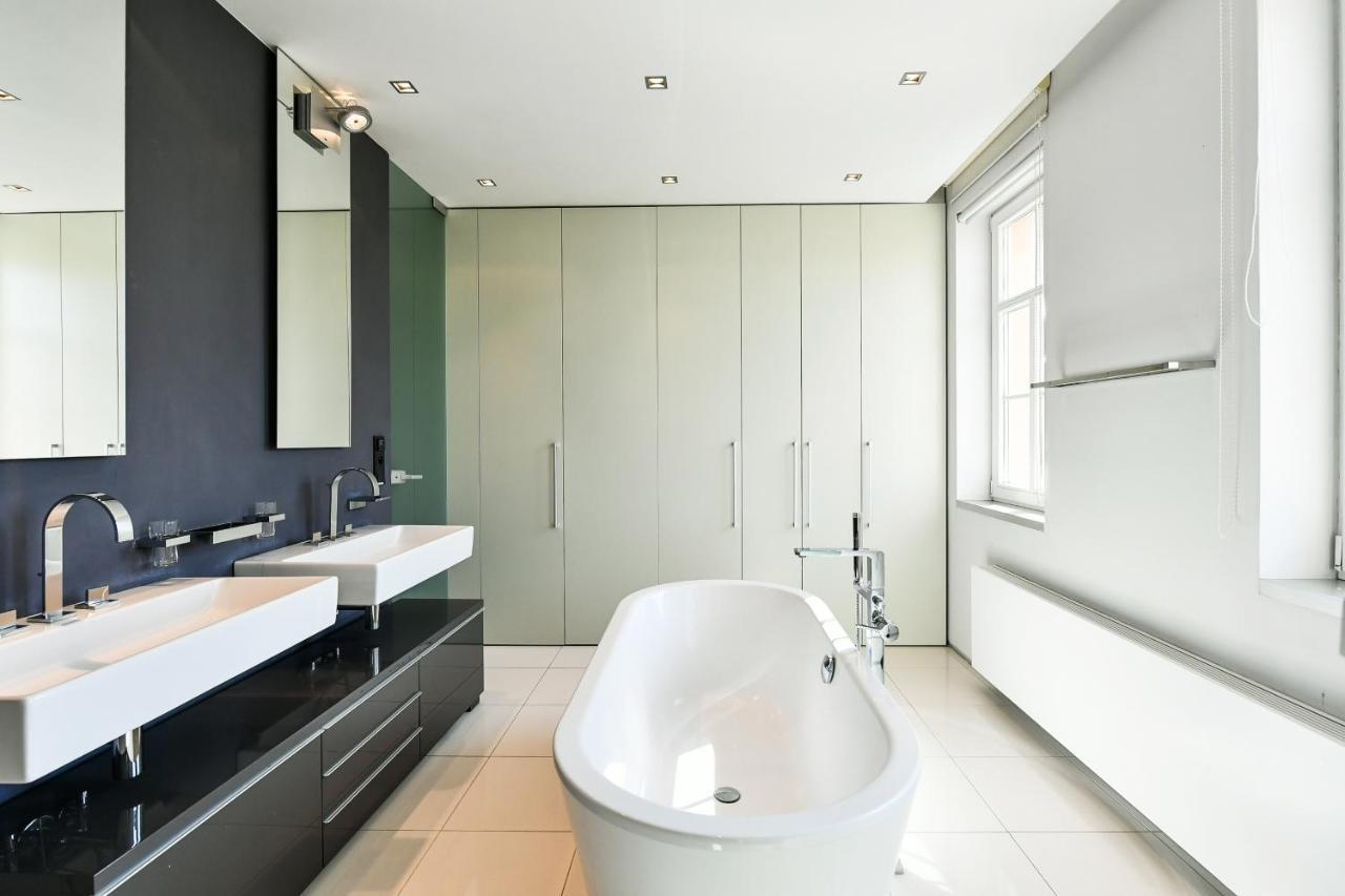 Luxury Central Penthouse With Sauna, Terrace, 250M2, 5Bdrm, 3Bthrm Prága Kültér fotó