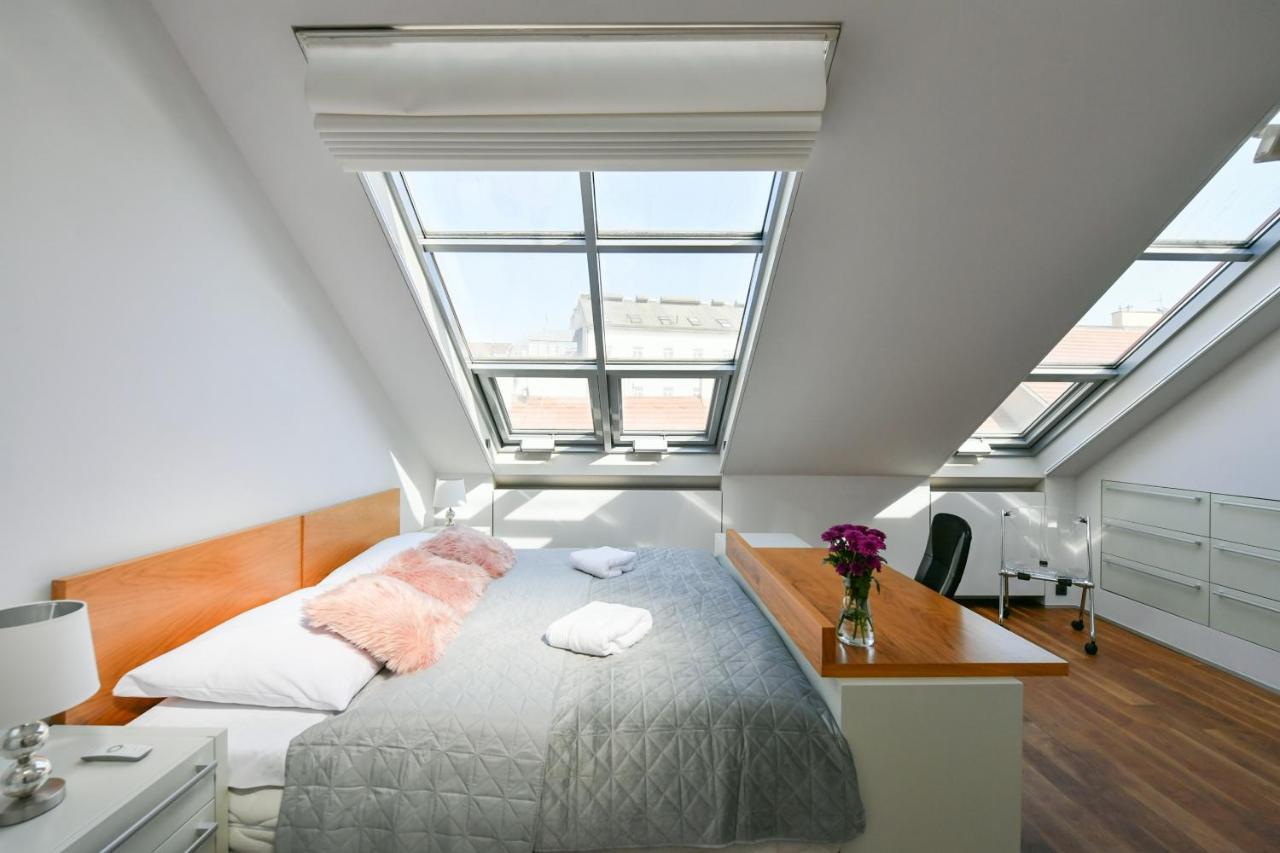 Luxury Central Penthouse With Sauna, Terrace, 250M2, 5Bdrm, 3Bthrm Prága Kültér fotó