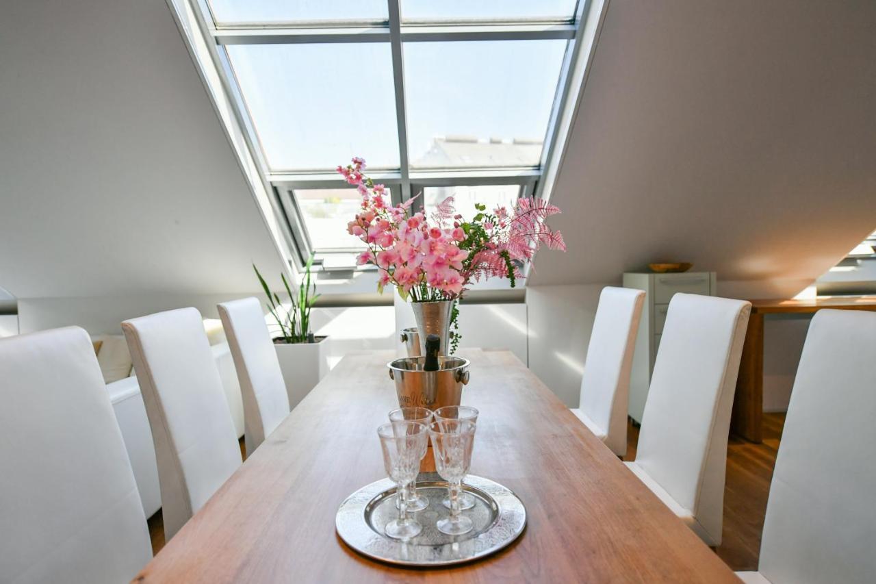 Luxury Central Penthouse With Sauna, Terrace, 250M2, 5Bdrm, 3Bthrm Prága Kültér fotó