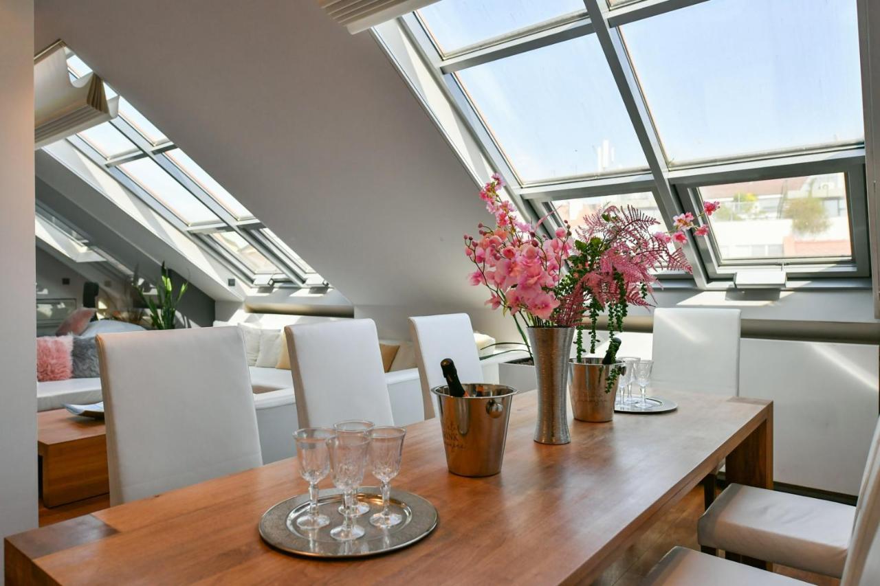 Luxury Central Penthouse With Sauna, Terrace, 250M2, 5Bdrm, 3Bthrm Prága Kültér fotó