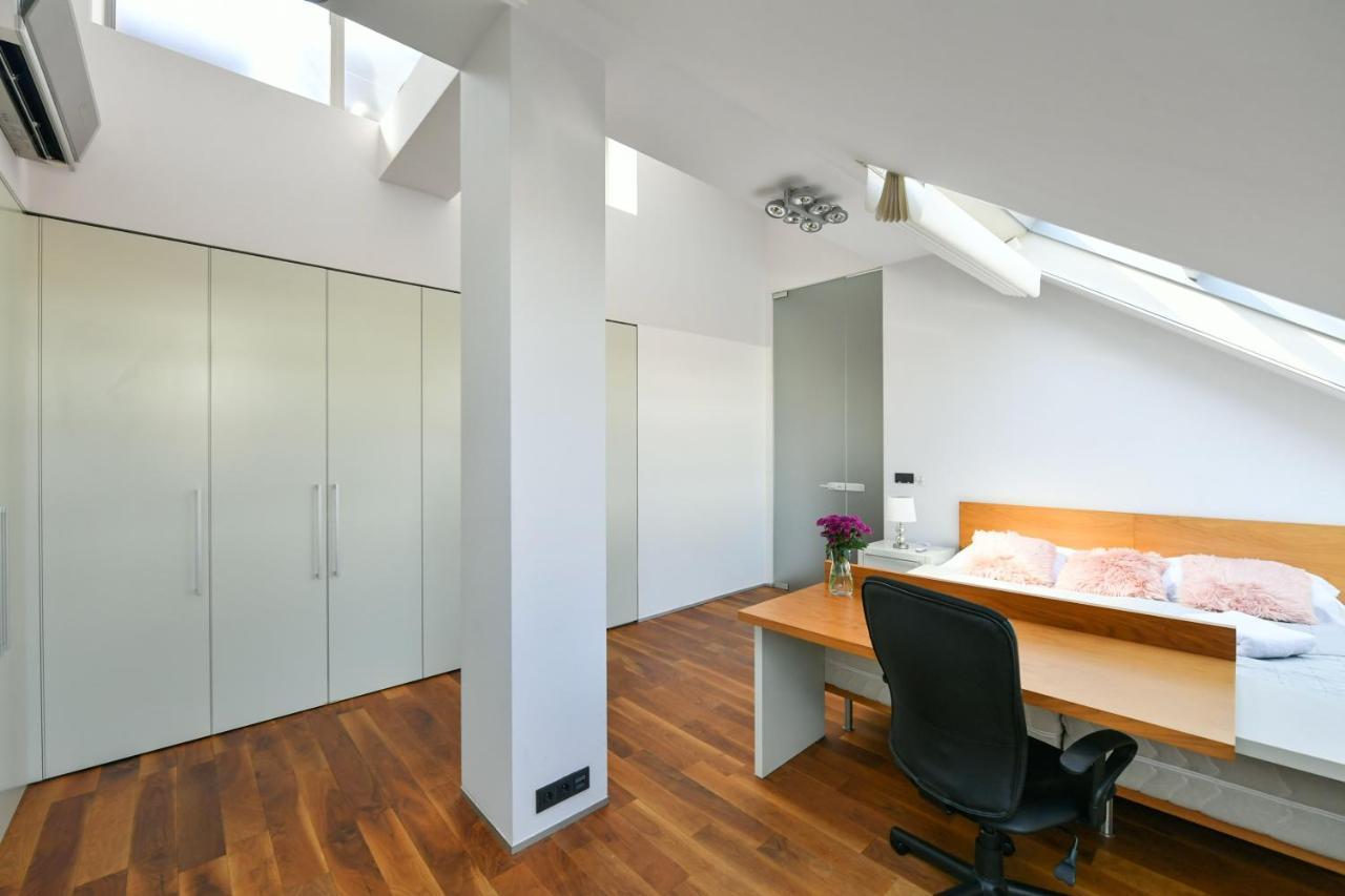 Luxury Central Penthouse With Sauna, Terrace, 250M2, 5Bdrm, 3Bthrm Prága Kültér fotó