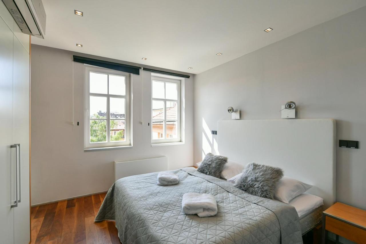 Luxury Central Penthouse With Sauna, Terrace, 250M2, 5Bdrm, 3Bthrm Prága Kültér fotó