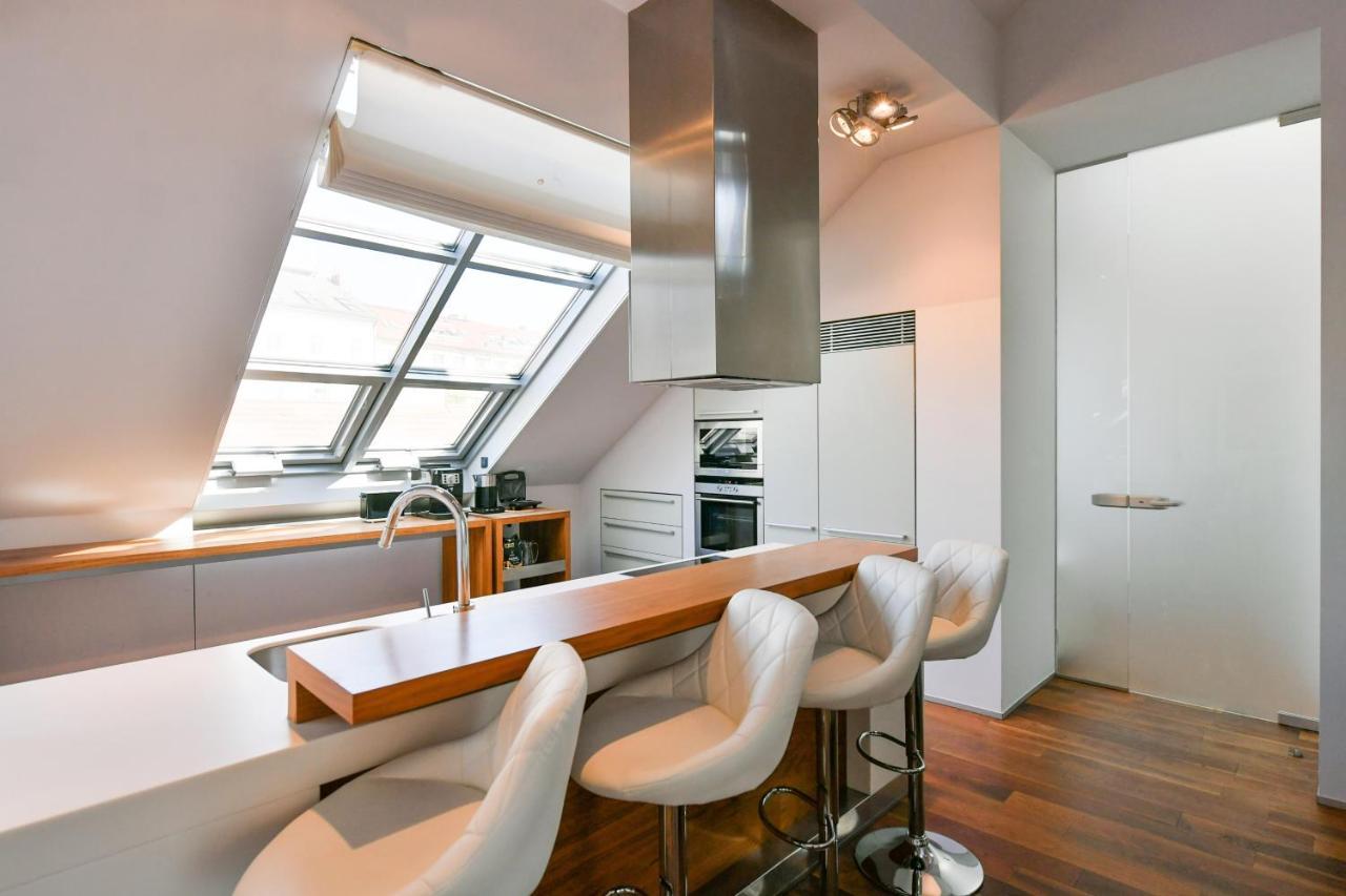 Luxury Central Penthouse With Sauna, Terrace, 250M2, 5Bdrm, 3Bthrm Prága Kültér fotó