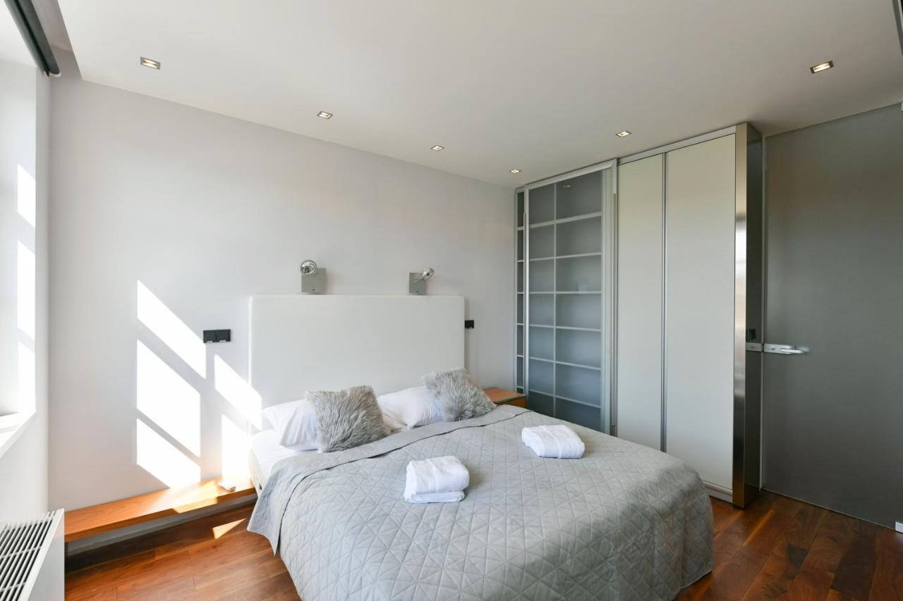 Luxury Central Penthouse With Sauna, Terrace, 250M2, 5Bdrm, 3Bthrm Prága Kültér fotó