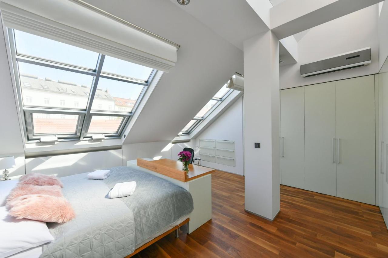 Luxury Central Penthouse With Sauna, Terrace, 250M2, 5Bdrm, 3Bthrm Prága Kültér fotó